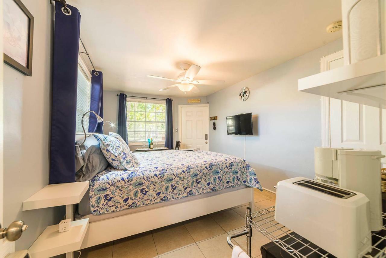 The Blue Door Inn Fort Lauderdale Bagian luar foto